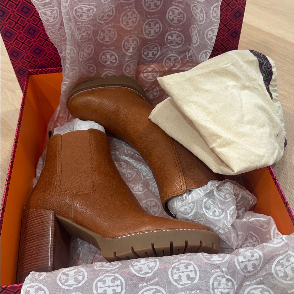 Tory Burch Chelsea lug bootie++7+Blanched Almond 70+Almond tumbled Leather - Picture 3 of 15